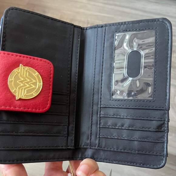 Wonder Woman Gold-Plated Snap Wallet – Official DC Comics - Picture 4 of 6